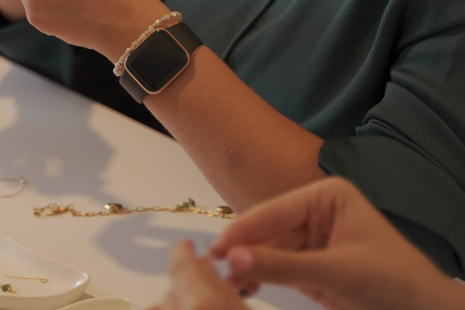 Detalle de manos creando una joya en la mesa de Joyas y Sangría