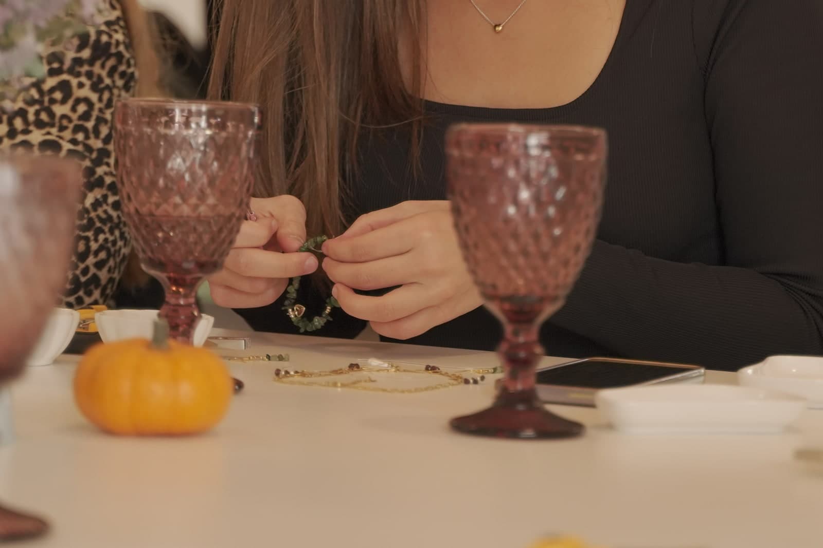 Detalle de manos creando una joya en la mesa de Joyas y Sangría
