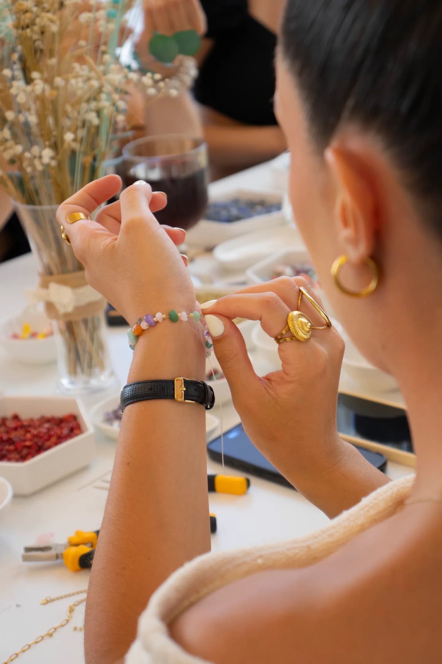Una participante ajusta su pulsera de minerales en Sitges