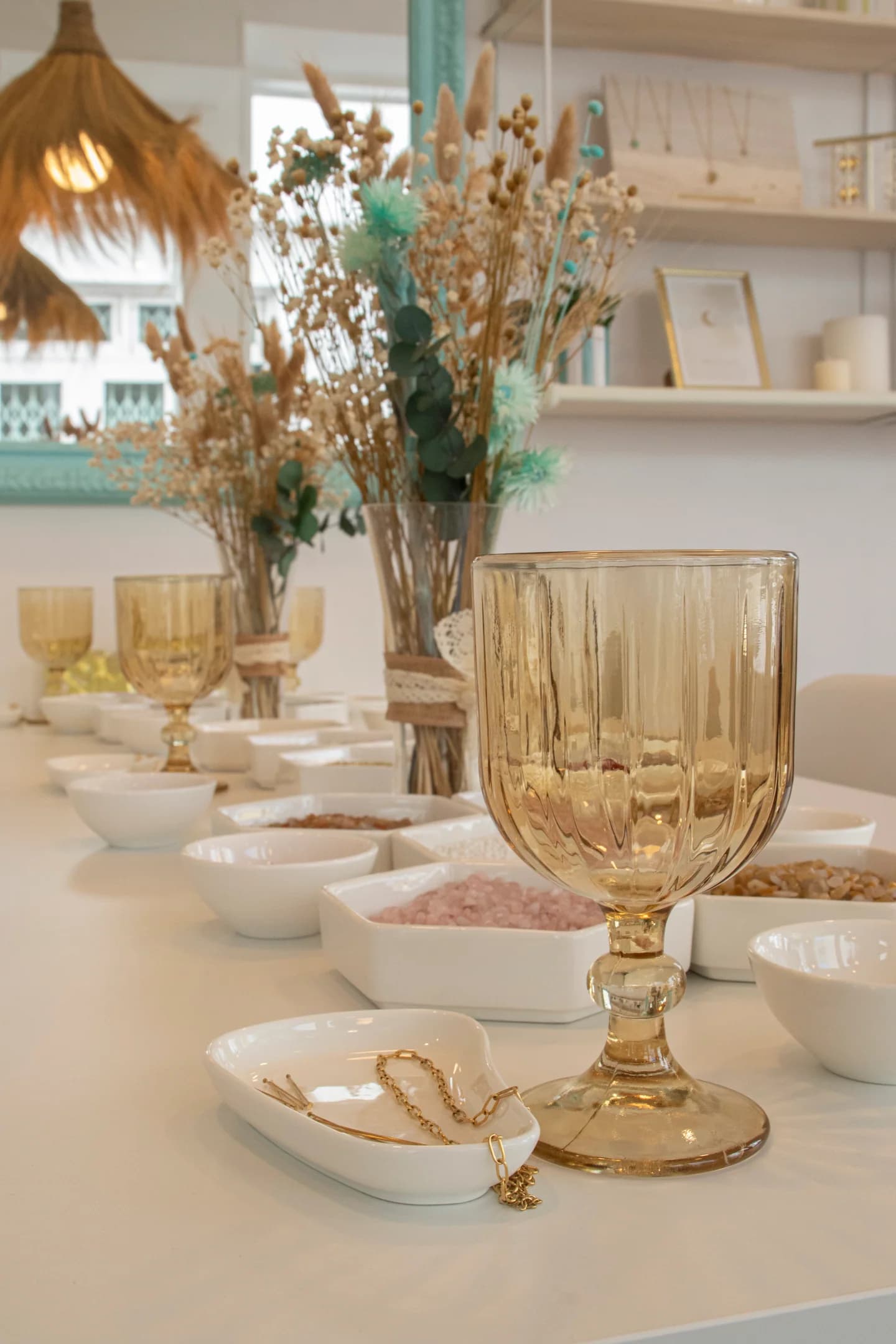Copas y minerales preparados en la mesa del taller de Sitges