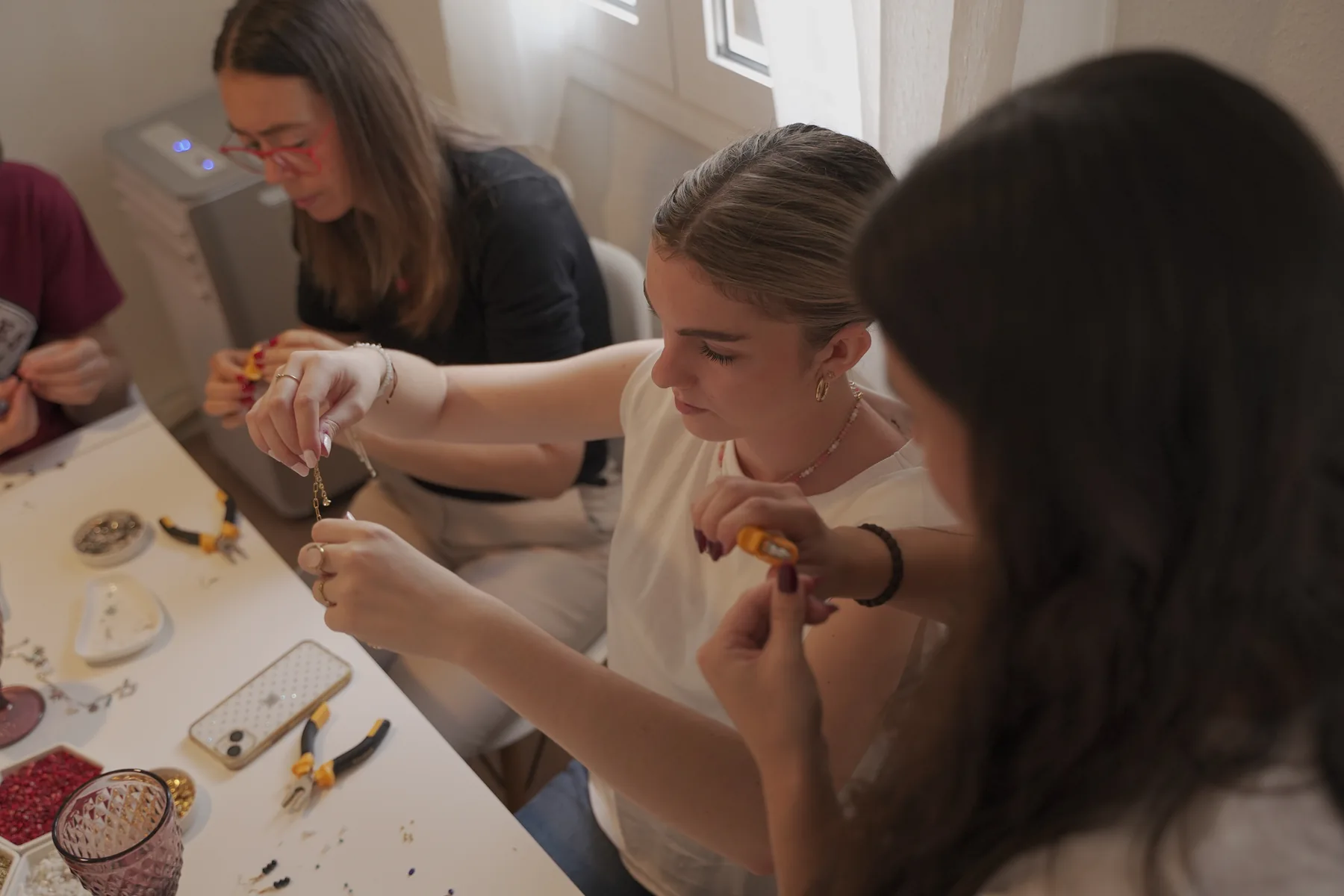 Participantes montando sus joyas con ayuda del equipo